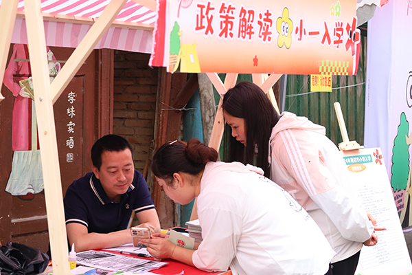 简阳市教育局为市民解读入学政策 供图 简阳市委宣传部活动现场,政策