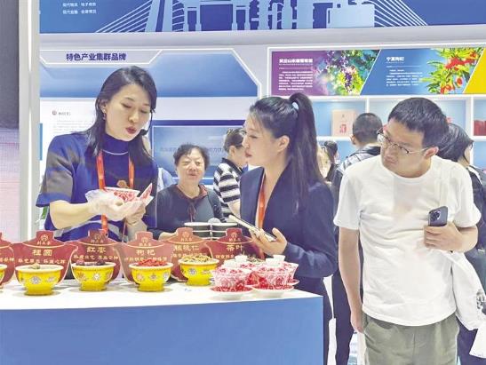 2024中国品牌博览会迎来公众开放日宁夏展区“火”了_fororder_刘三朵
