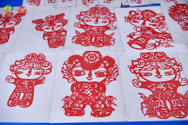 集市上,散花书院荣获金熊猫二等奖的花花系列文创产品深受市民和游客