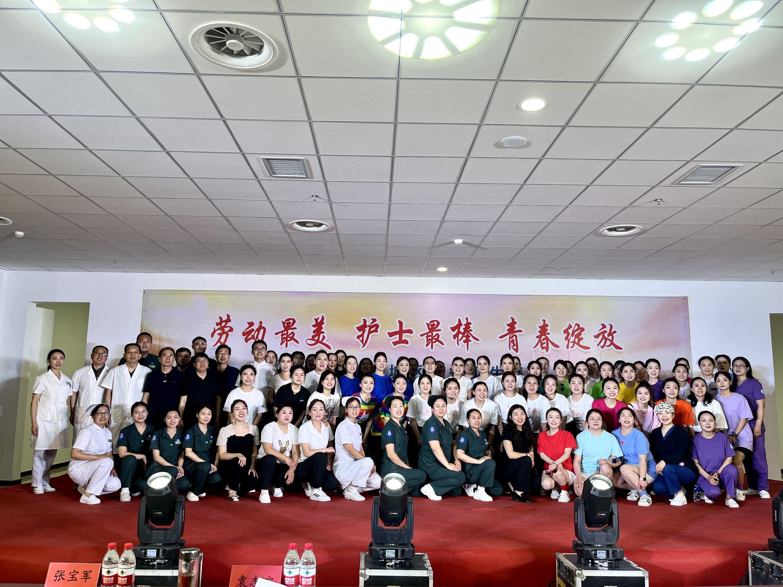 保定市滿城區舉行“5.12”國際護士節文藝演出暨表彰大會_fororder_表彰人員、演出人員合影留念 攝影 趙向楠