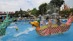 重庆涪陵：水中龙舟赛跑与水中舞龙彰显传统文化新活力