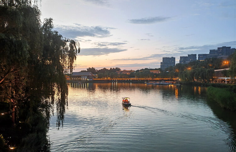 曲江池晚霞映照 水天一色美轮美奂