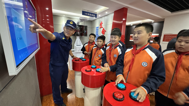 河北唐縣：“紅領巾”走進消防隊 致敬“火焰藍”_fororder_消防員和少先隊員一起進行消防知識競答
