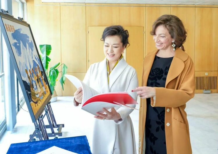 彭丽媛参访联合国教科文组织总部并会见阿祖莱总干事