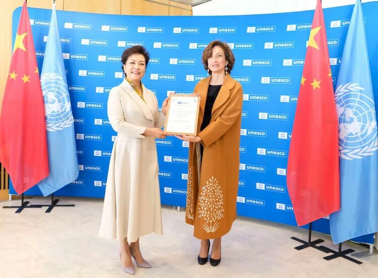 彭丽媛参访联合国教科文组织总部并会见阿祖莱总干事