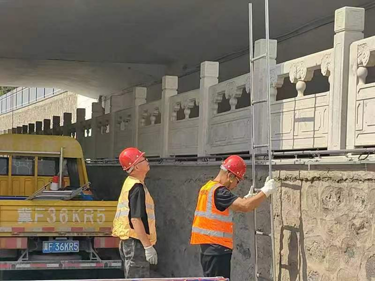 保定市满城区对城区下凹式地道桥配备“四件套”_fororder_施工人员安装逃生爬梯 摄影 康胜