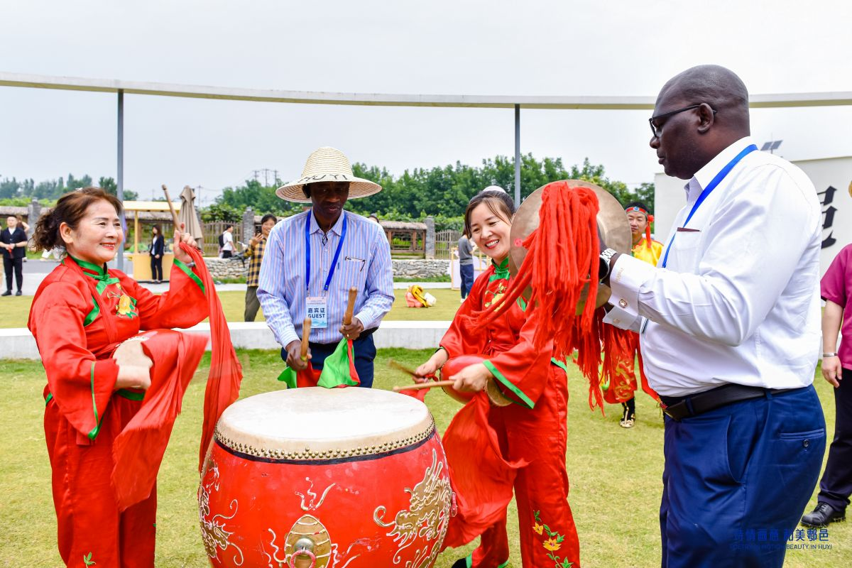 Diplomáticos extranjeros en China de más de diez países se reúnen en Huyi para buscar nuevas oportunidades de revitalización y desarrollo rural_fororder_图片3