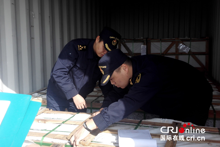 在中川北站物流园内,海关人对货物进行检查.摄影:黄蓉