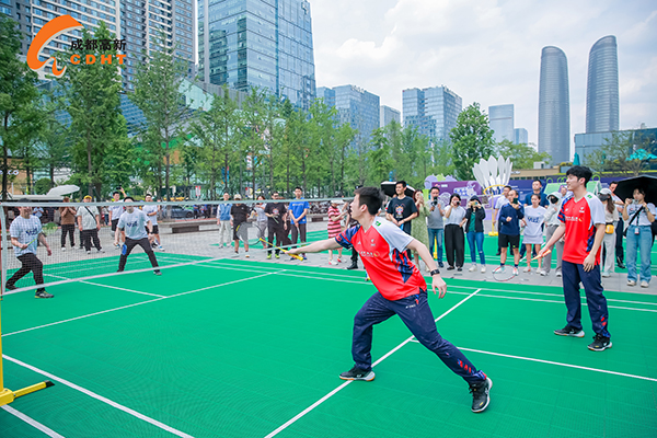 国家羽毛球队冠军选手走进成都高新区与市民切磋球技_fororder_与市民切磋球技-国家羽毛球队冠军选手走进成都高新区3