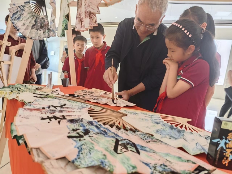 石家庄市裕华区：部门联动办“集市” 普法宣传“烟火”足_fororder_微信图片_20240516164624