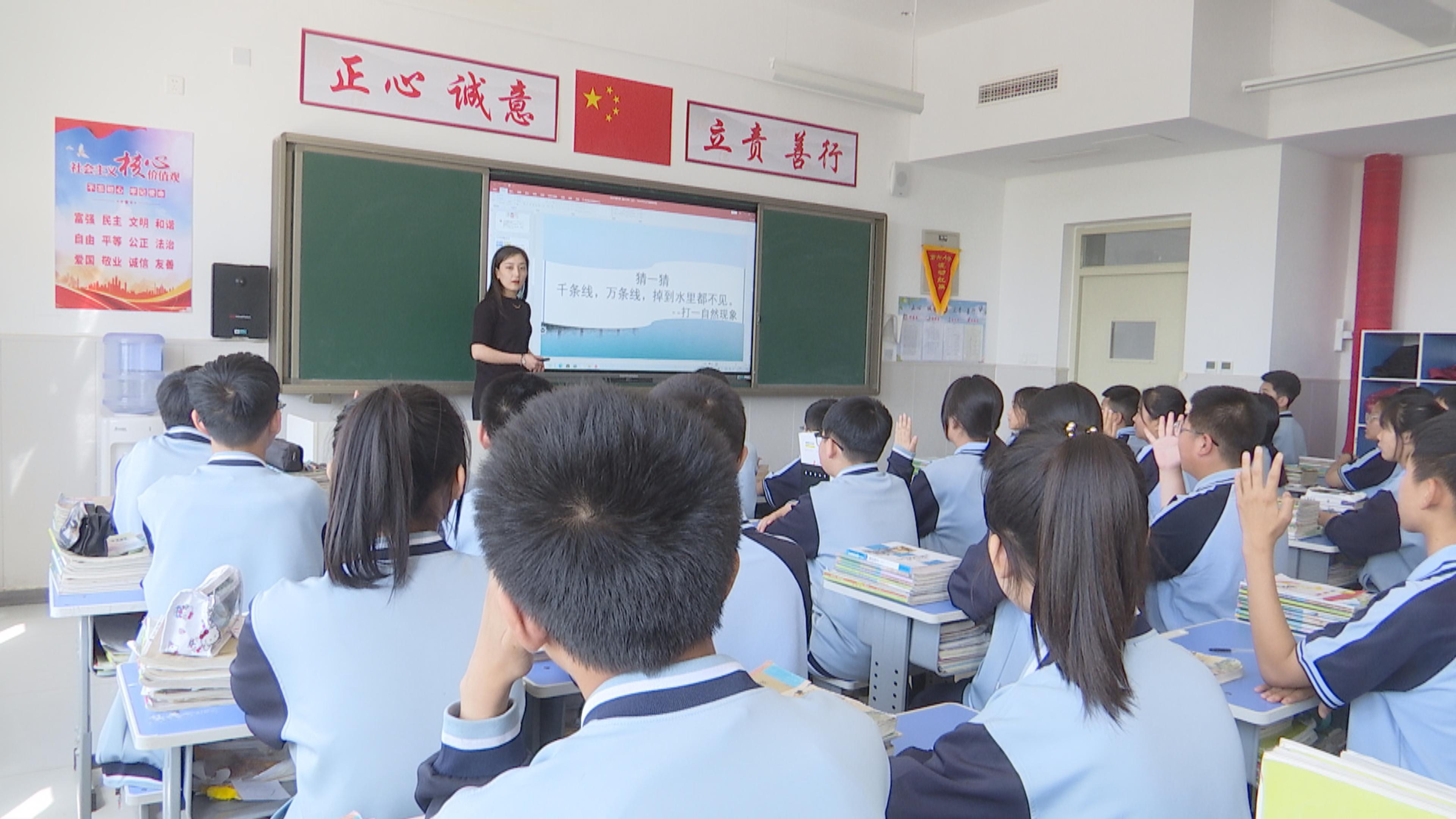 河北唐縣：氣象科普進校園 科學種子種心田_fororder_問答環節，學生們積極踴躍發言 (2)