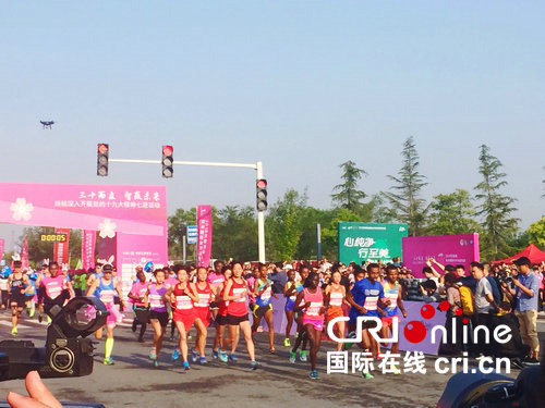 [河南原創]鄭州國際女子馬拉松賽顯“國際范” 高顏值跑團“粉”刷朋友圈