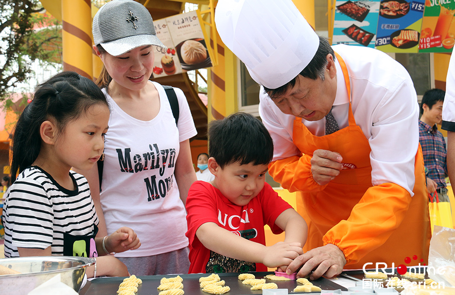 北京欢乐谷甜品王国“五一”小长假首日甜蜜开放