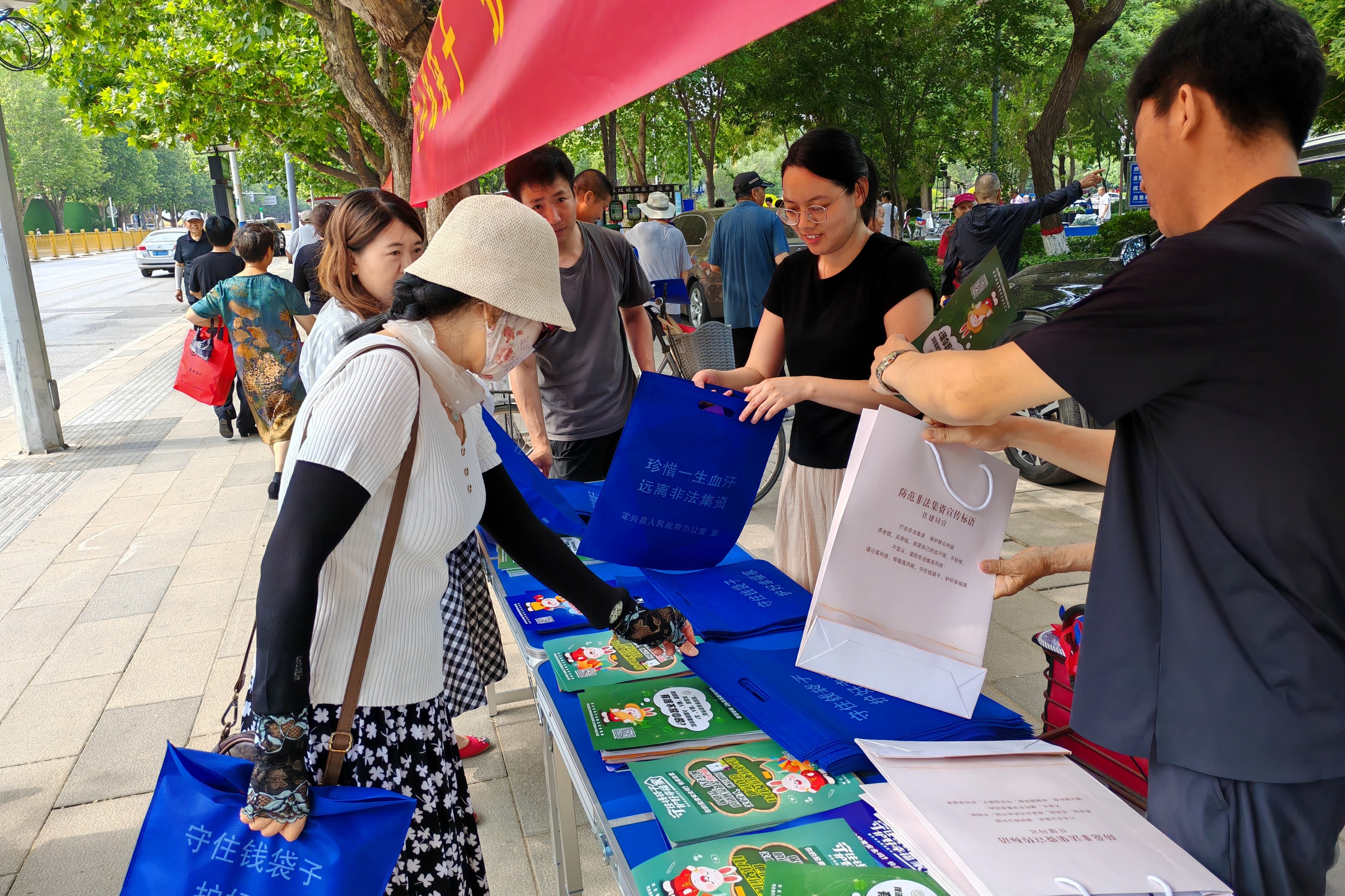 河北定兴：防范非法集资宣传 守护群众“钱袋子”_fororder_003