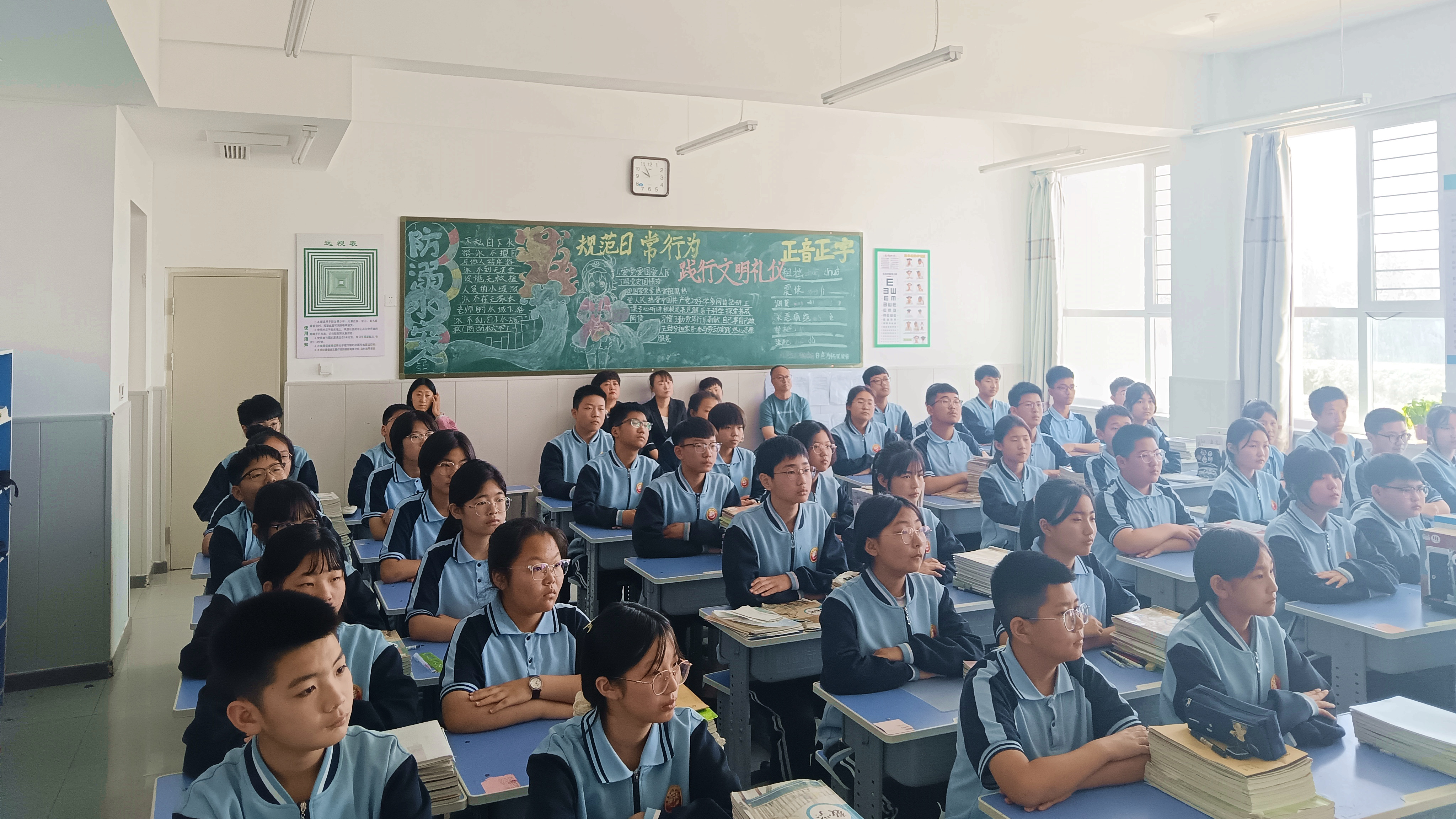 河北唐縣：氣象科普進校園 科學種子種心田_fororder_學生們正認真傾聽老師的講解