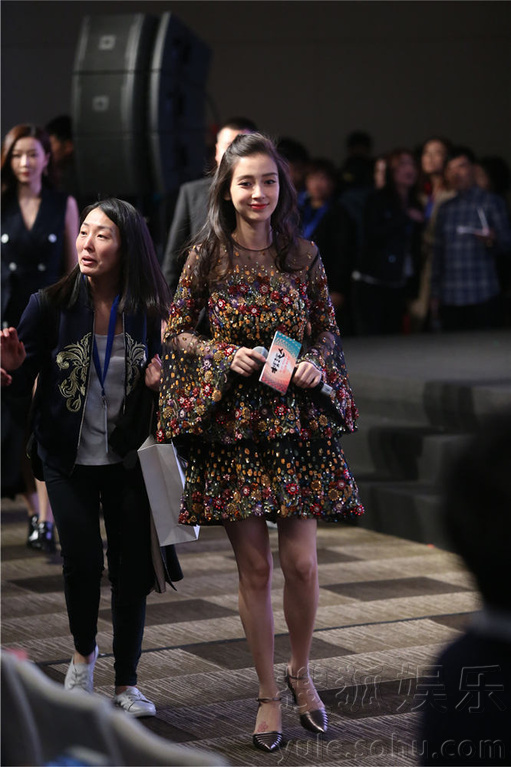 孕妈baby亮相显圆润 获男神伟仔金城武护驾