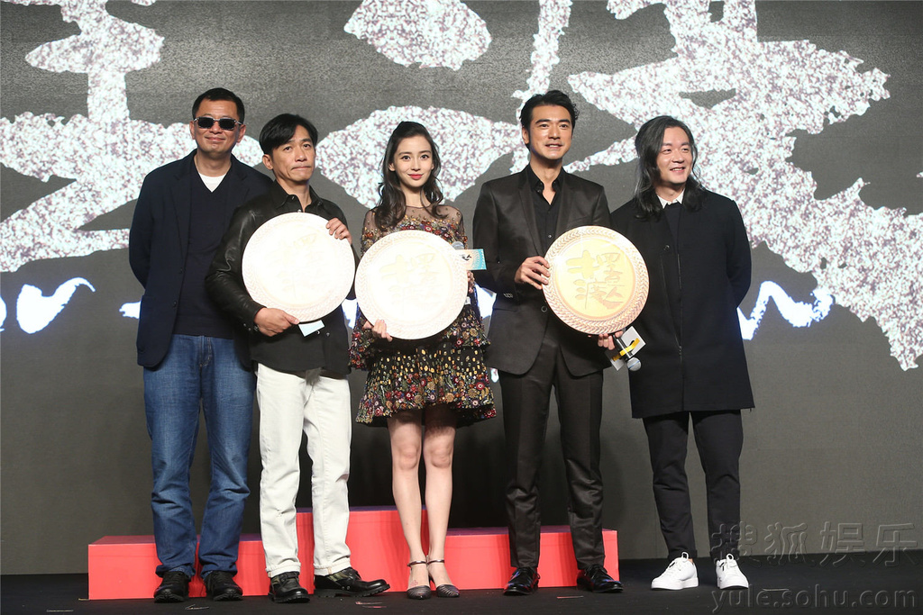 孕妈baby亮相显圆润 获男神伟仔金城武护驾