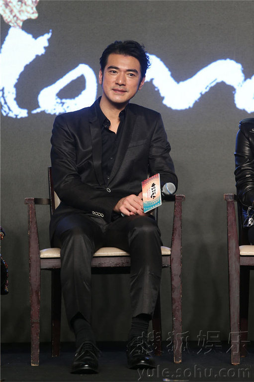 孕妈baby亮相显圆润 获男神伟仔金城武护驾