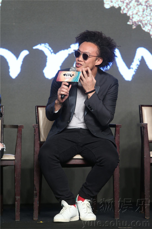 孕妈baby亮相显圆润 获男神伟仔金城武护驾