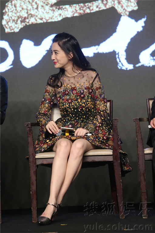 孕妈baby亮相显圆润 获男神伟仔金城武护驾