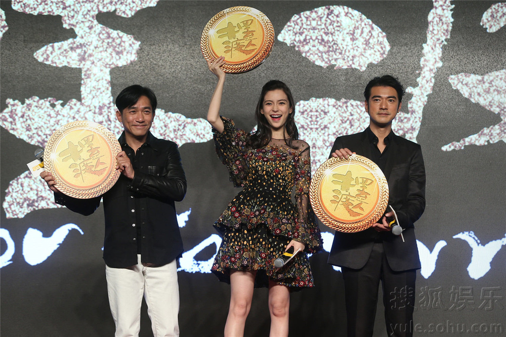 孕妈baby亮相显圆润 获男神伟仔金城武护驾