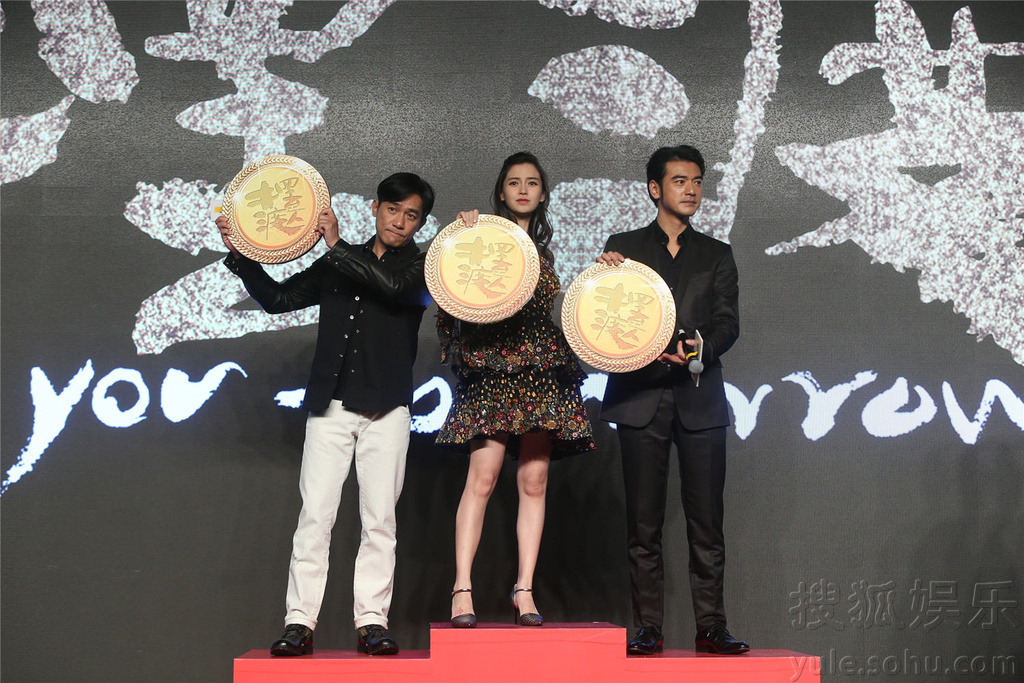 孕妈baby亮相显圆润 获男神伟仔金城武护驾