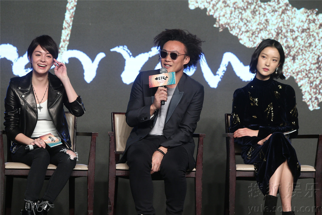 孕妈baby亮相显圆润 获男神伟仔金城武护驾