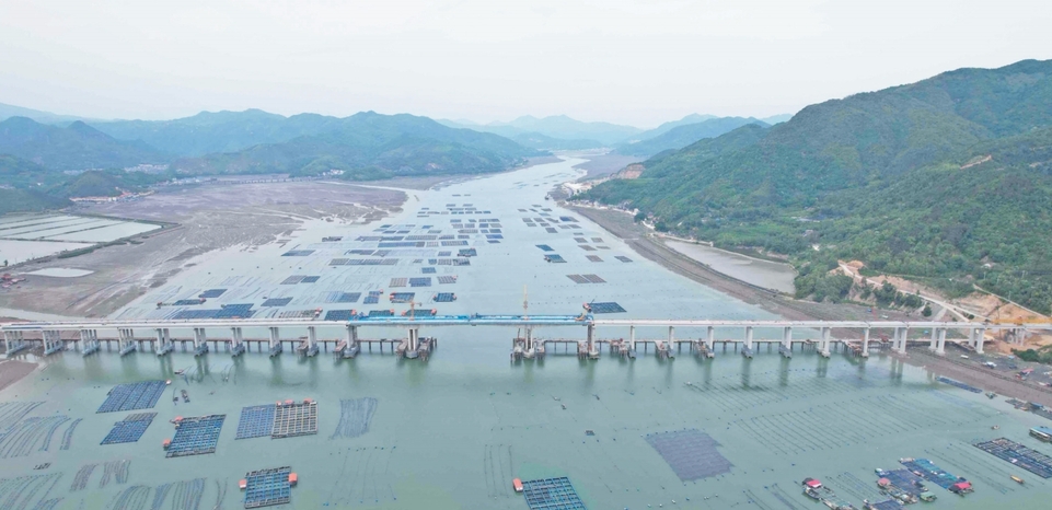 据了解,盐田港特大桥全长1384米,位于福安市溪尾镇下邳村东南侧岛屿与