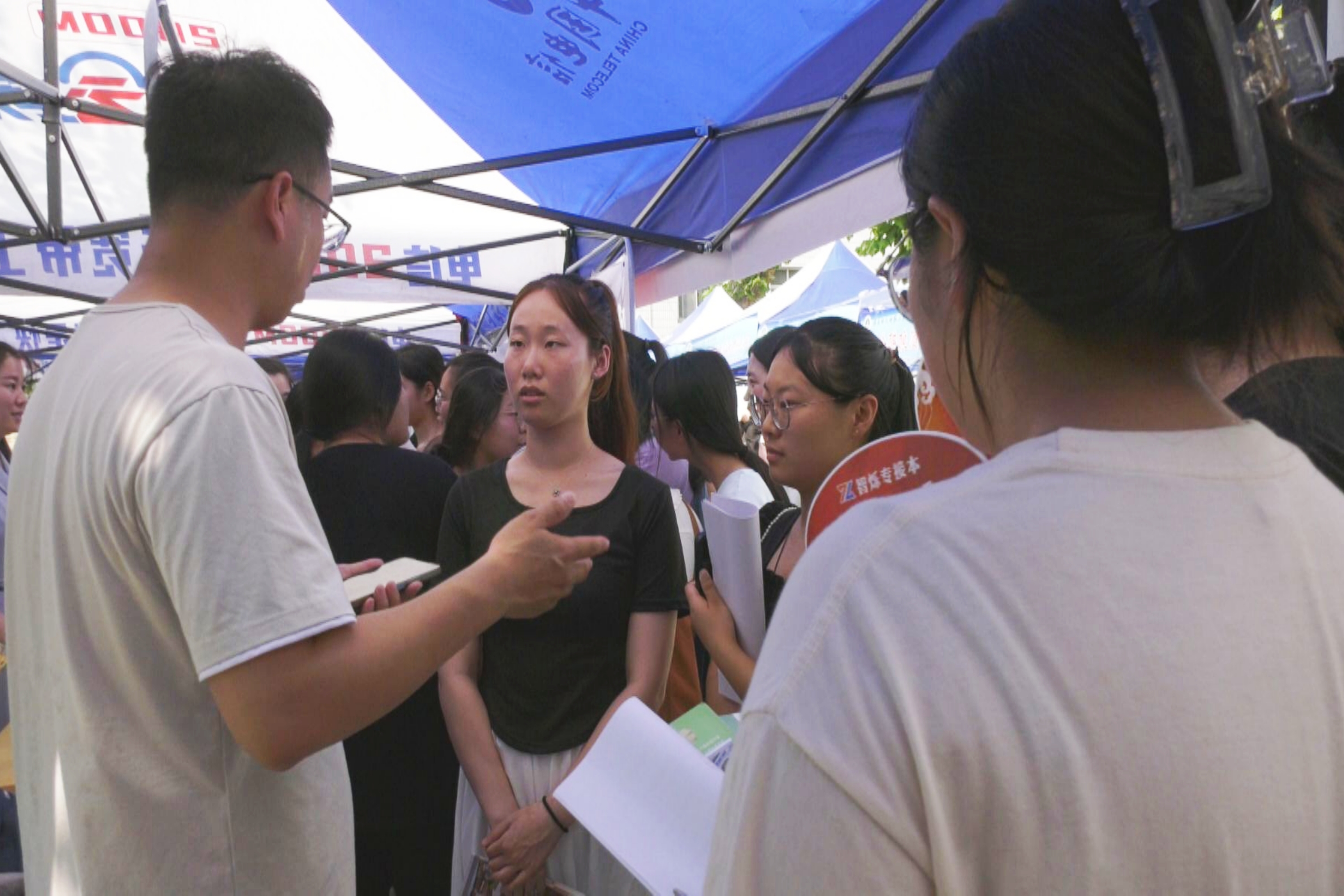 河北定兴：“量身定制”招聘会 助力毕业生就业_fororder_002