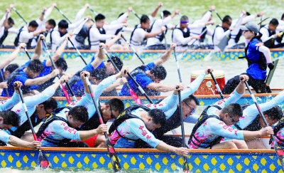 外秦淮河上，龙舟健儿劈波斩浪