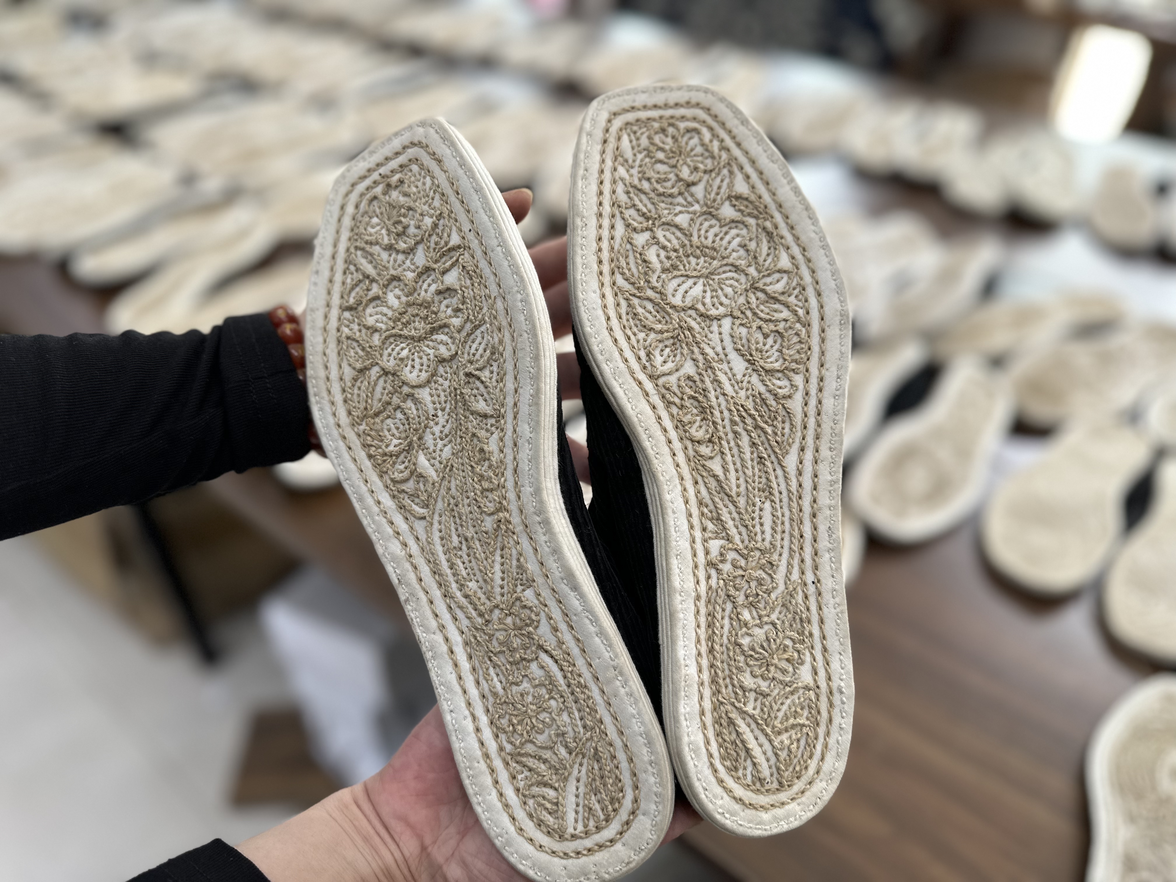 河北望都：傳統手藝新“傳承”_fororder_鞋底圖案精美。馮卿攝