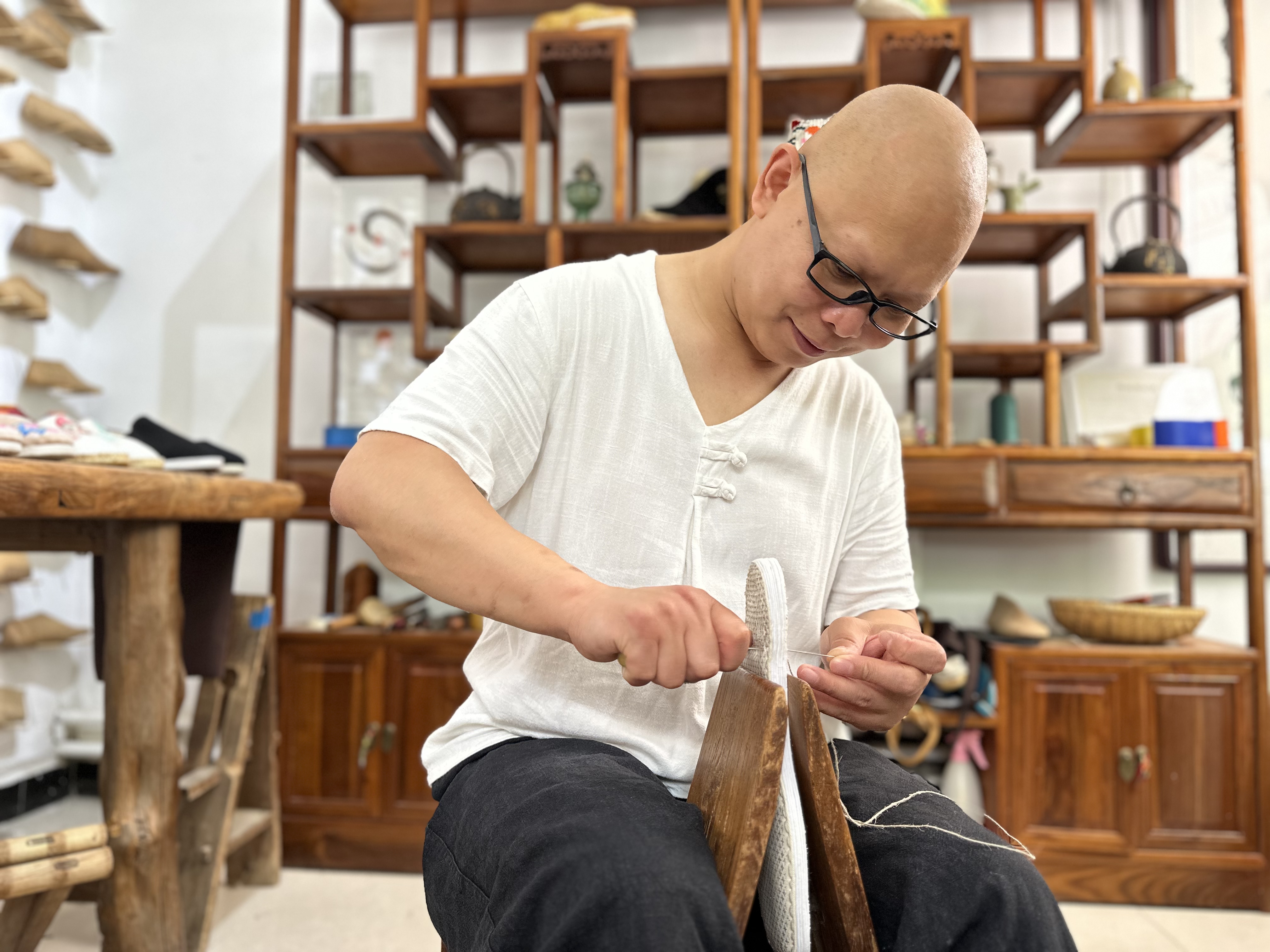 河北望都：傳統手藝新“傳承”_fororder_手工納鞋底兒。馮卿攝