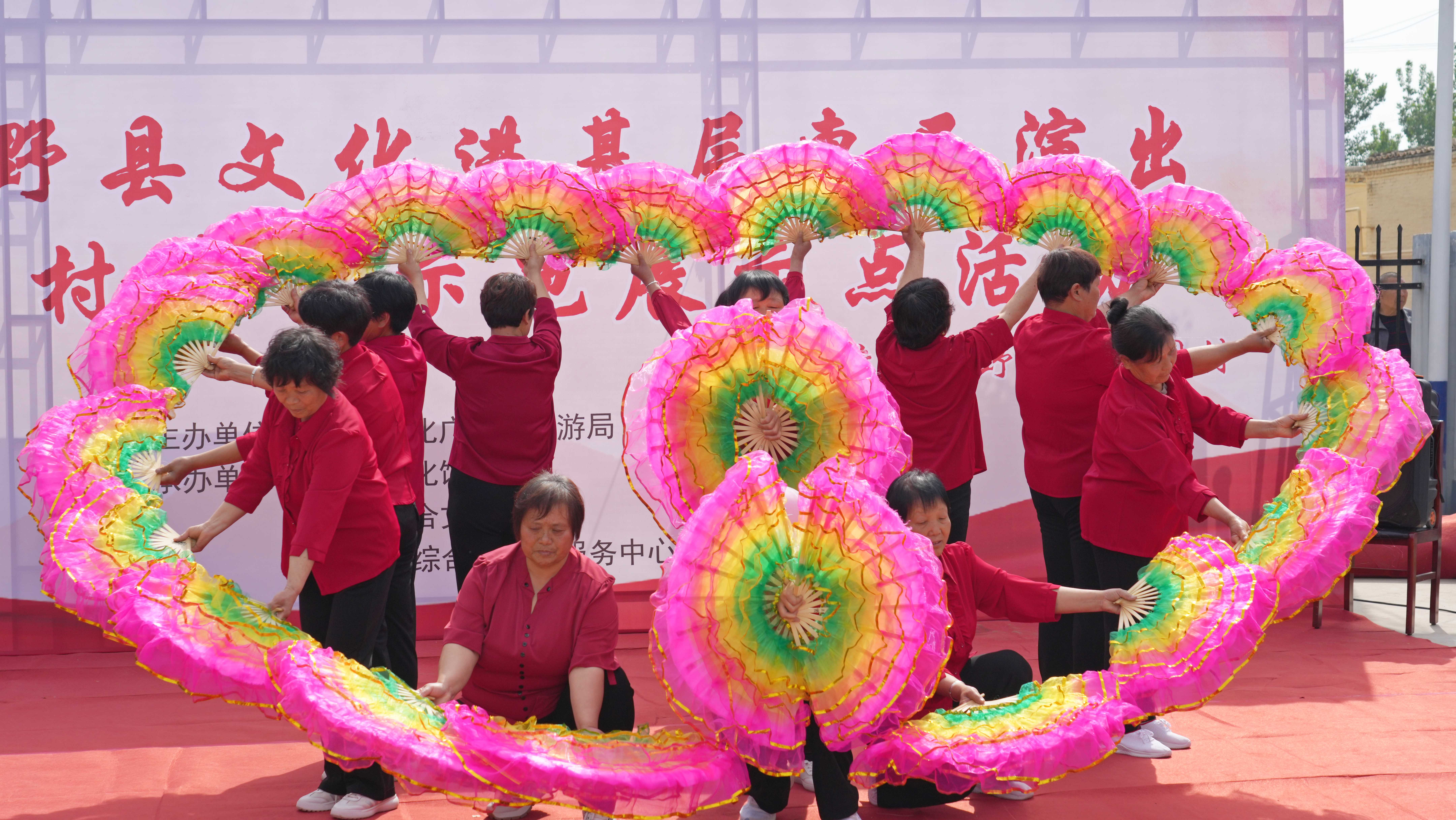 保定博野：“四季村晚”演起來 農民群眾樂開懷_fororder_2.JPG