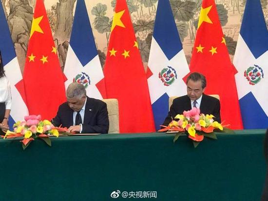 中国与多米尼加建立大使级外交关系