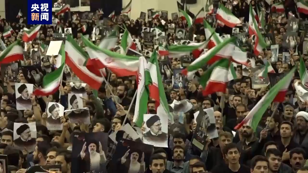 獨家現場丨伊朗總統萊希遺體運至德黑蘭 大量民眾深夜前往悼念