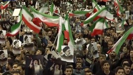 獨家現場丨伊朗總統萊希遺體運至德黑蘭 大量民眾深夜前往悼念