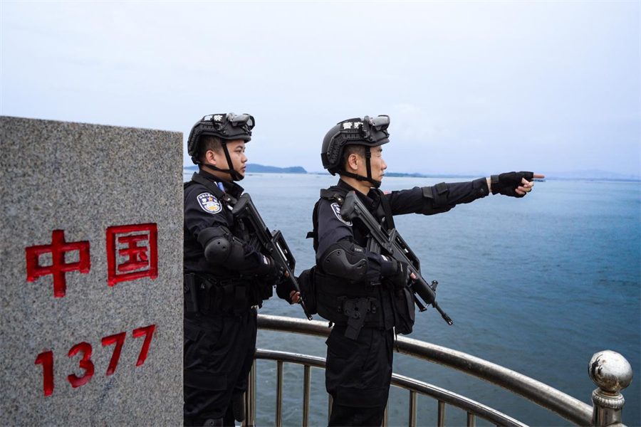 广西防城港移民管理警察迎风战浪 守边护海_fororder_图片2