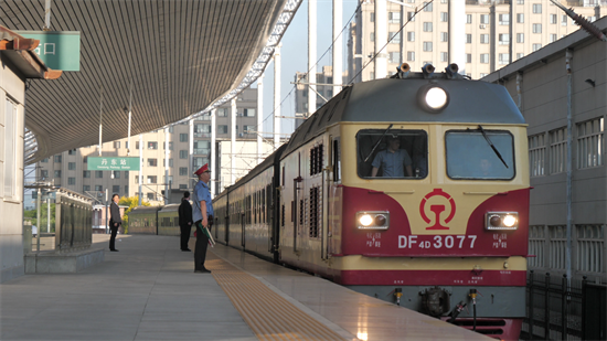 丹東至海參崴首趟旅遊專列發車_fororder_丹東鐵路1