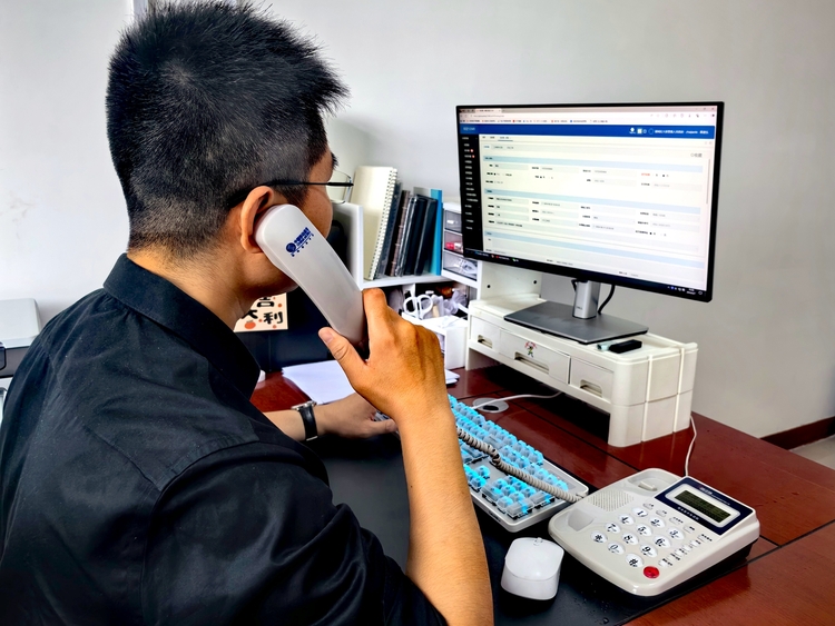 “双争”有我丨保定市满城区：多方联动汇合力 以法为尺共治理_fororder_工作人员接打热线 摄影 翟建乐