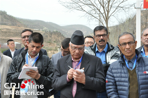 来自上海合作组织人民论坛的部分代表来梁家河村参观.