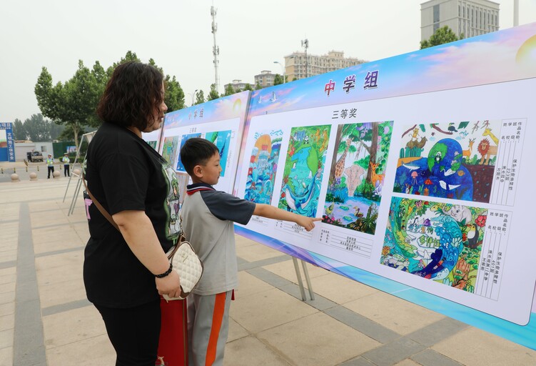 河北涞水：保护生物多样性 共同守护绿色家园_fororder_图为家长引导孩子了解生物多样性。（徐梓钰 摄）