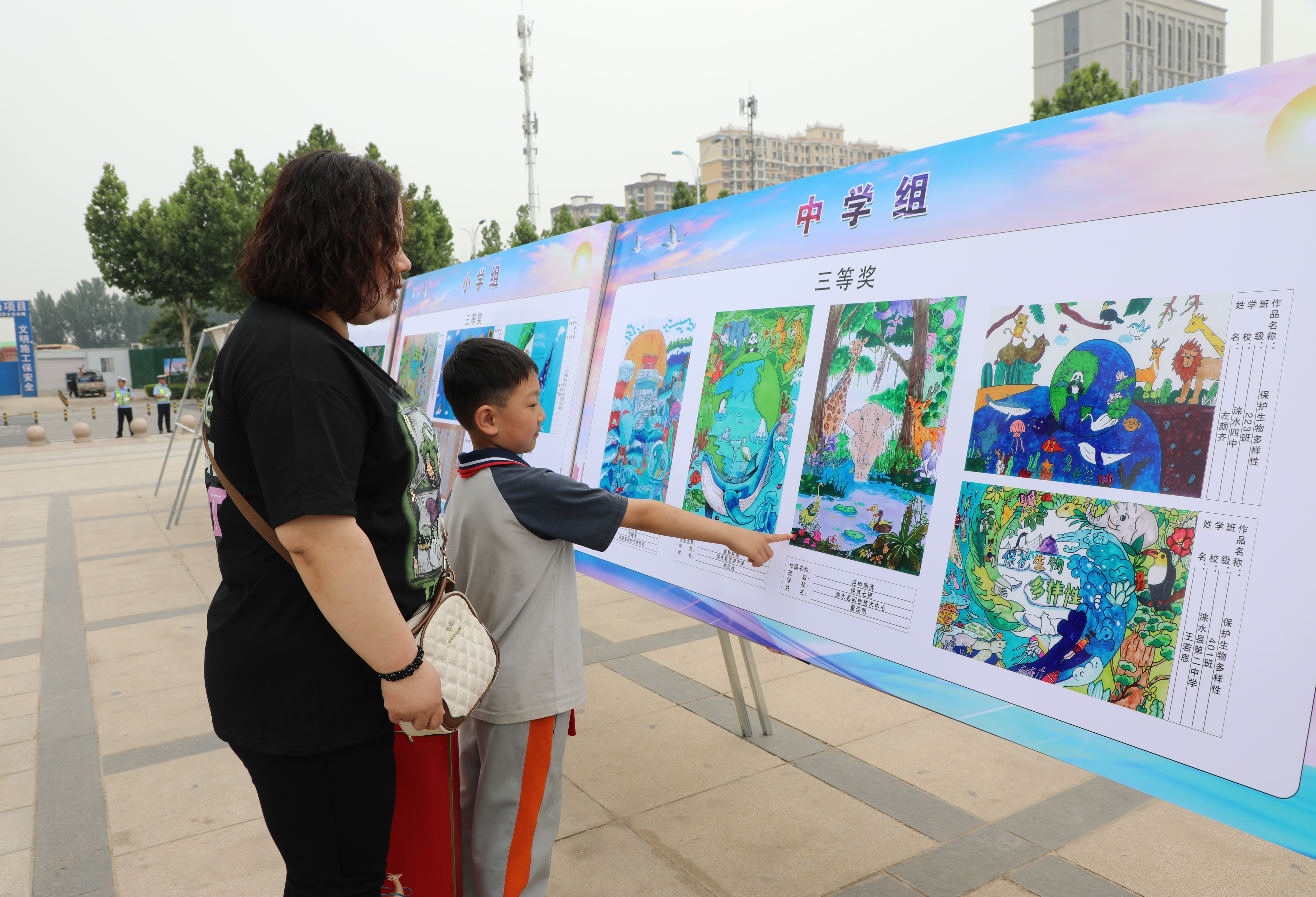 河北涞水：保护生物多样性 共同守护绿色家园_fororder_图为家长引导孩子了解生物多样性。（徐梓钰 摄）