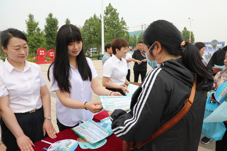 河北涞水：保护生物多样性 共同守护绿色家园_fororder_图为工作人员向群众发放国际生物多样性日宣传资料。（徐梓钰 摄）.JPG