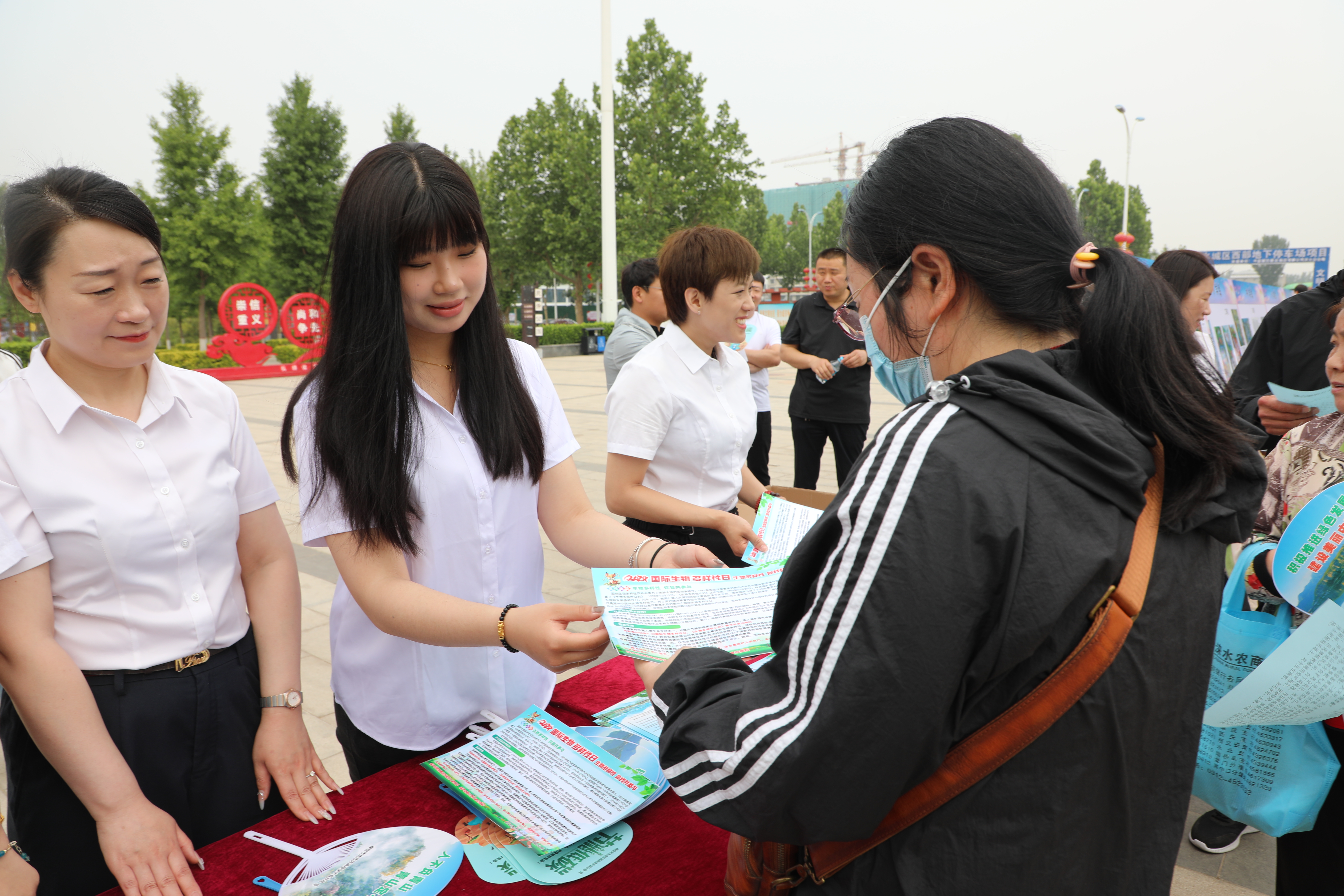 河北涞水：保护生物多样性 共同守护绿色家园_fororder_图为工作人员向群众发放国际生物多样性日宣传资料。（徐梓钰 摄）.JPG
