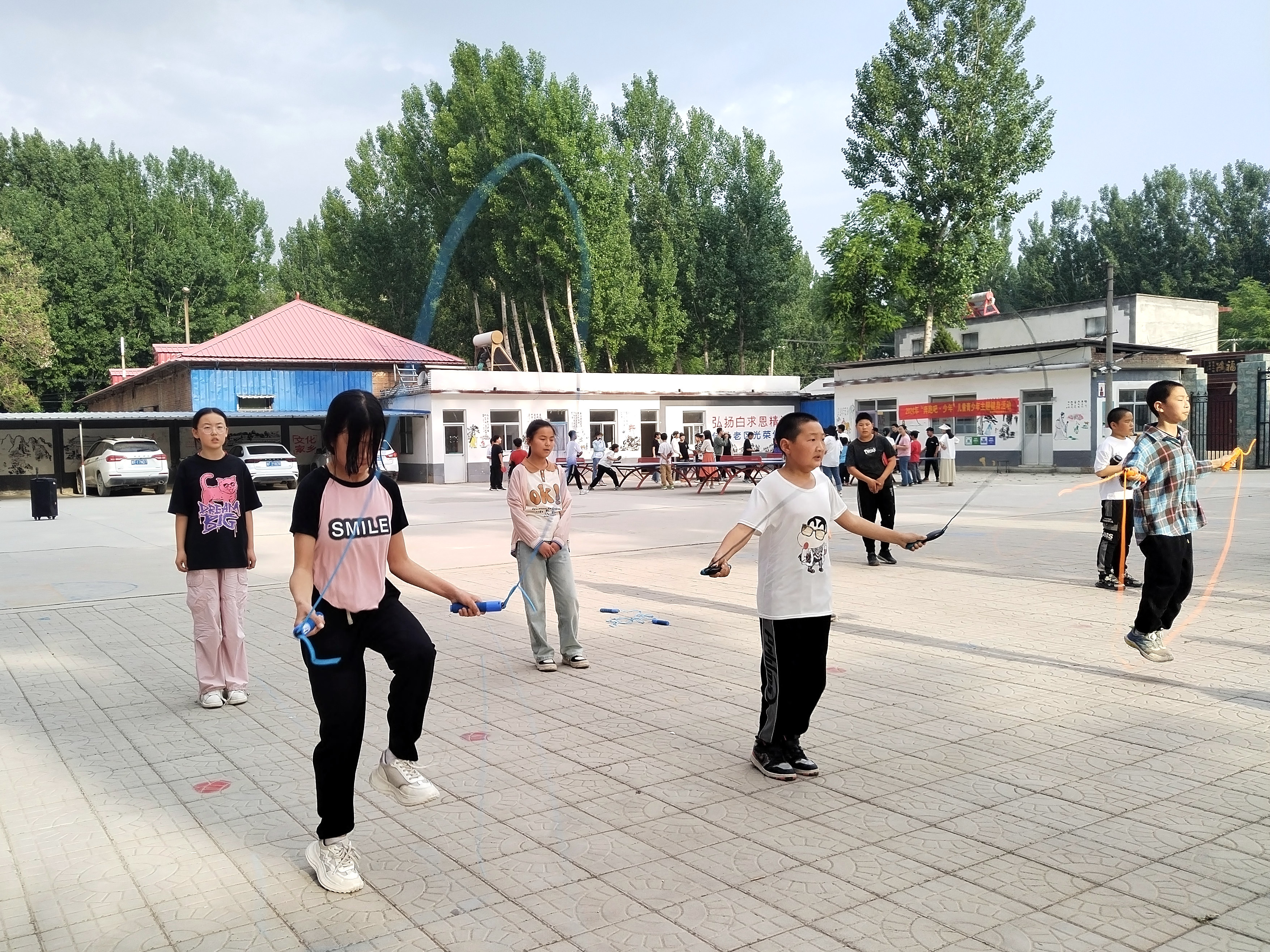 圖片默認標題_fororder_跳繩比賽中的同學們