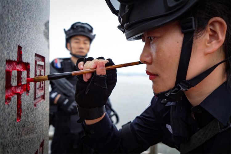 广西防城港移民管理警察迎风战浪 守边护海_fororder_图片3