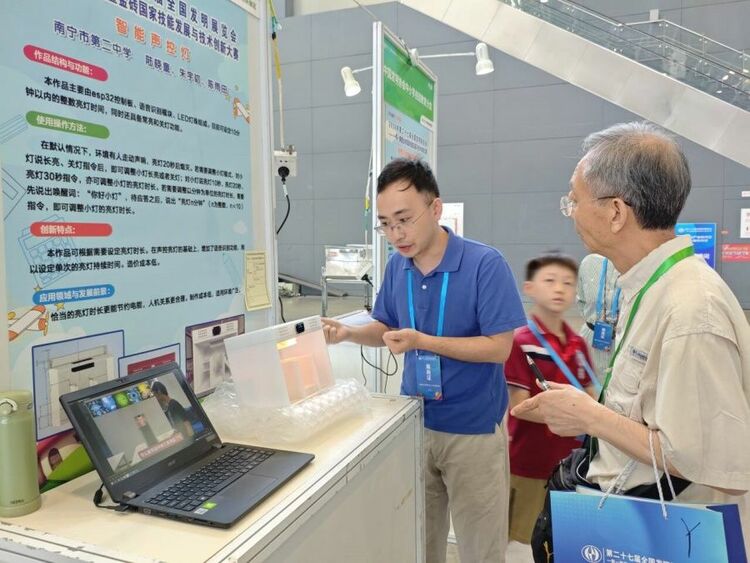 南宁市25个青少年科技创新项目在第二十七届全国发明展览会上亮相