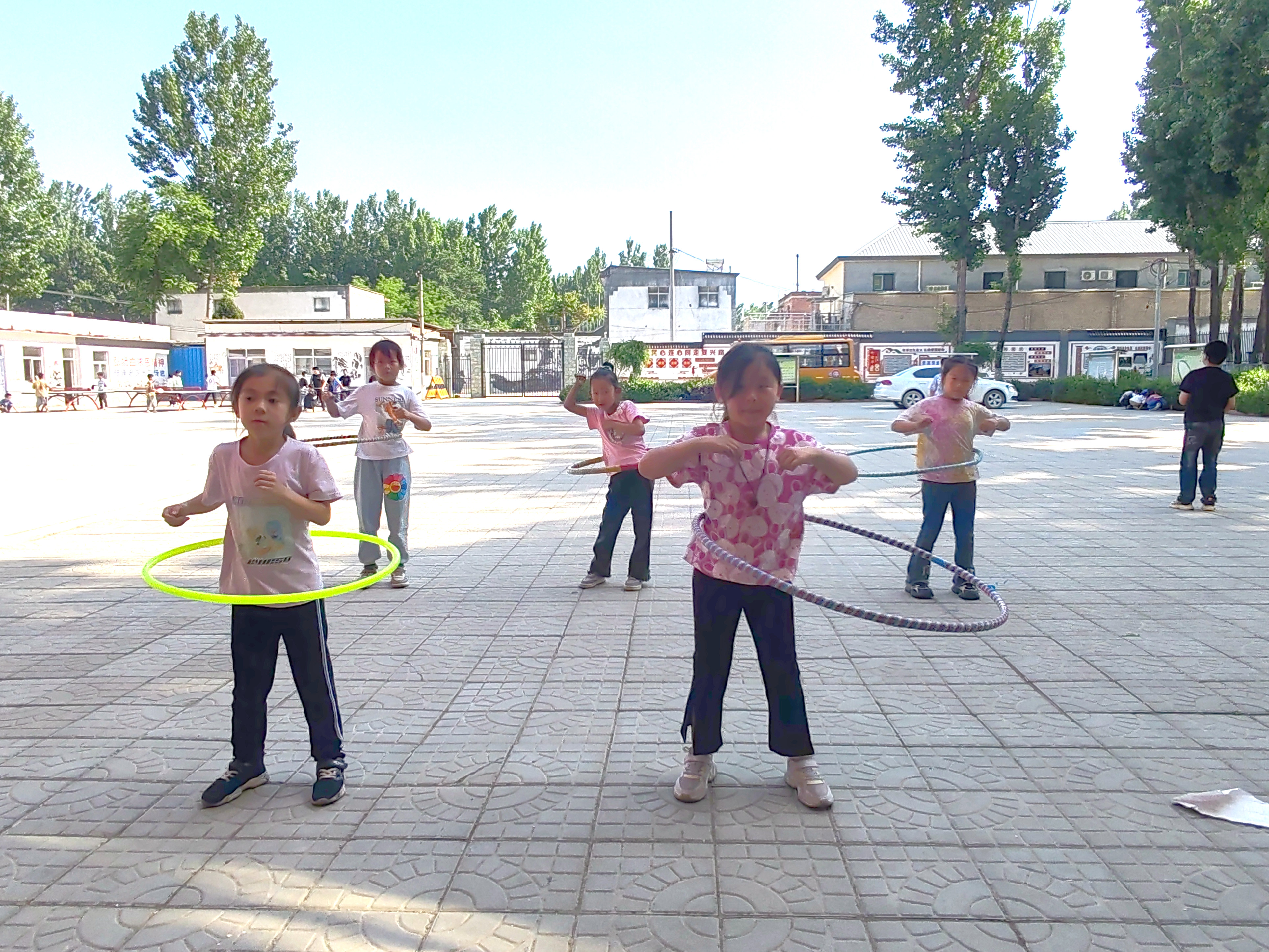 圖片默認標題_fororder_呼啦圈比賽中的同學們