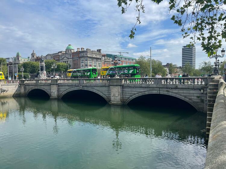 直通使领馆 | 中国驻爱尔兰大使何向东：建交45年 中爱经贸额翻了4200倍！