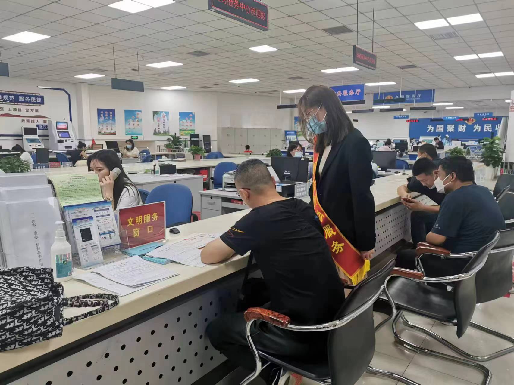 保定市滿城區:精業務優環境 打造項目審批加速度_fororder_工作人員耐心細緻地為辦事人員排憂解難 攝影 劉碩